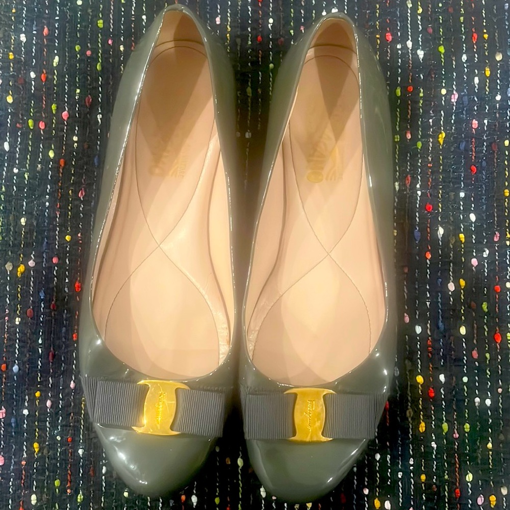 Size 9 grey womens feragamo flats